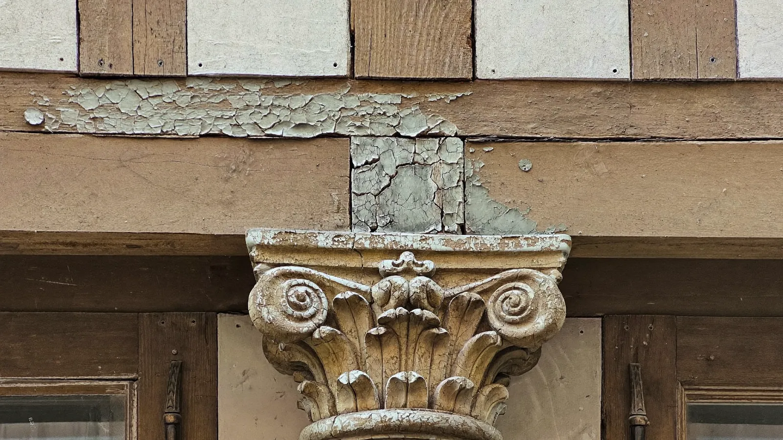 Détail de peinture ancienne écaillée sur une maison à pans de bois du Vieux Quimper