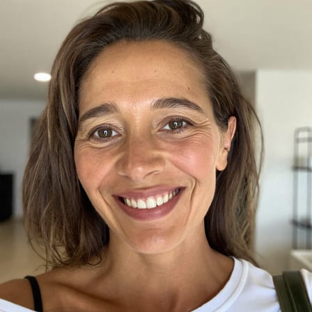 Portrait d'une habitante du Vieux Quimper ayant comparé ses devis de diagnostic